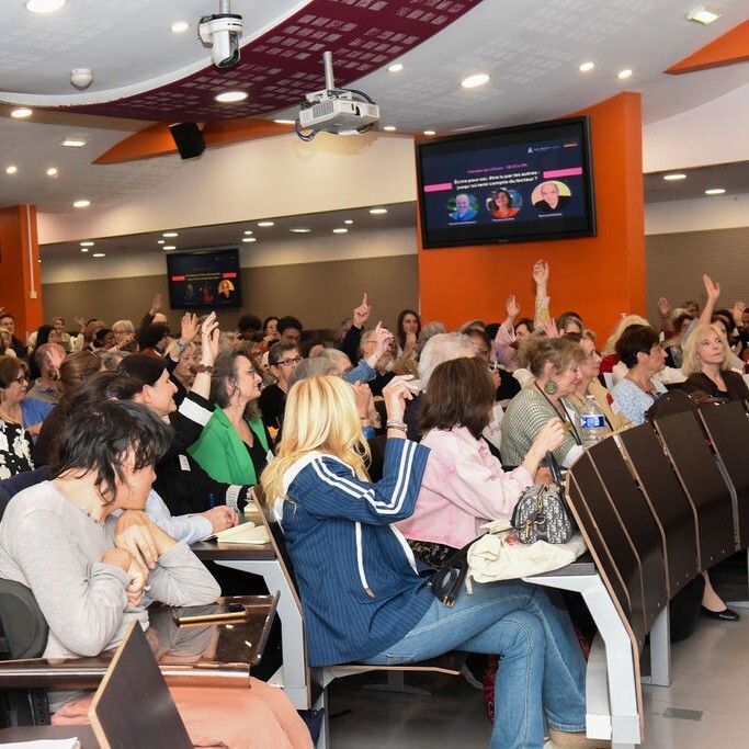 Participants du congrès 2026 levant la main pendant un échange